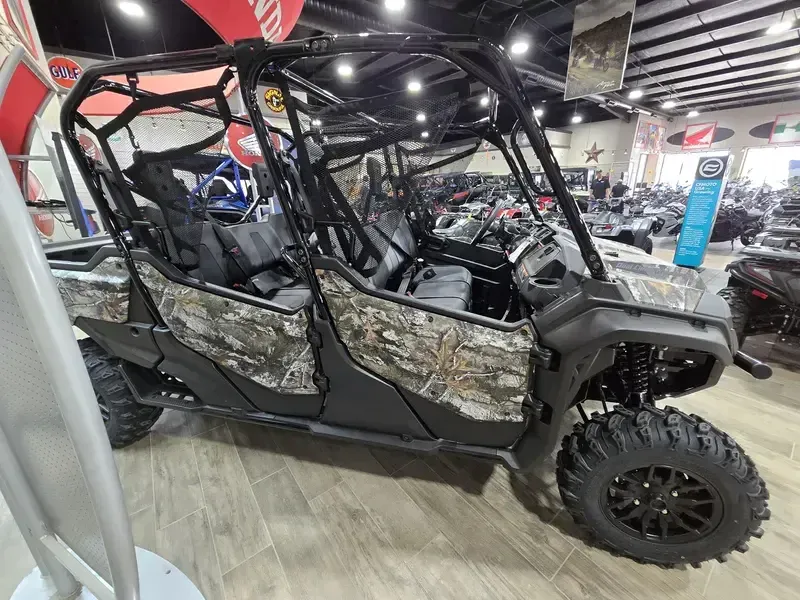 2025 Honda PIONEER 10006 CREW DELUXE Image 2