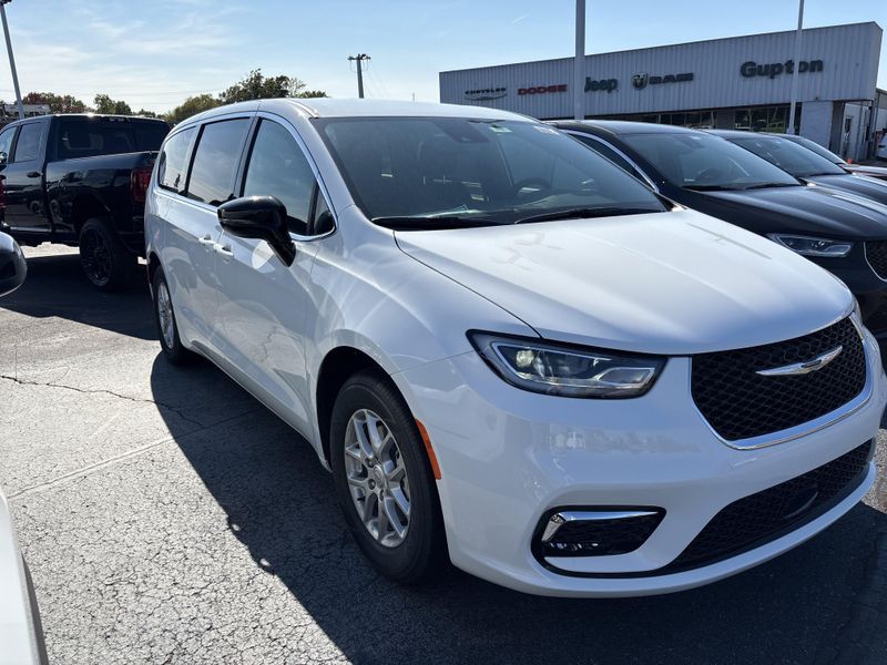 New 2026 Chrysler Pacifica SelectImage 3