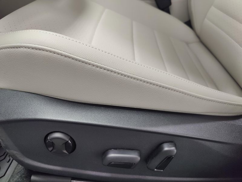 Used 2024 Volkswagen Jetta SE w/SunroofImage 13