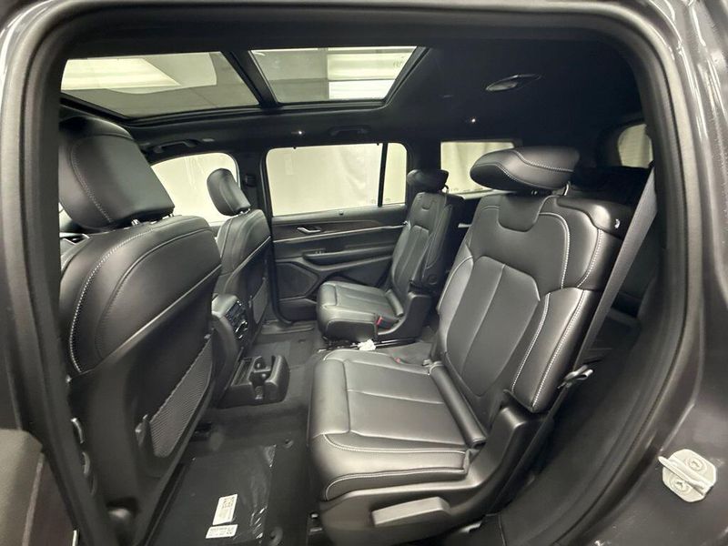 New 2025 Jeep Grand Cherokee L Limited 4x4Image 13