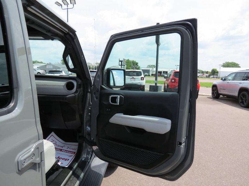 Used 2022 Jeep Gladiator High Altitude 4x4 4dr Crew Cab 5.0 ft. SBImage 23