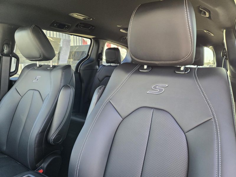 New 2026 Chrysler Pacifica Select