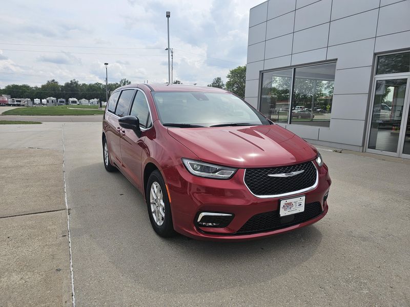 2025 Chrysler Pacifica SelectImage 2