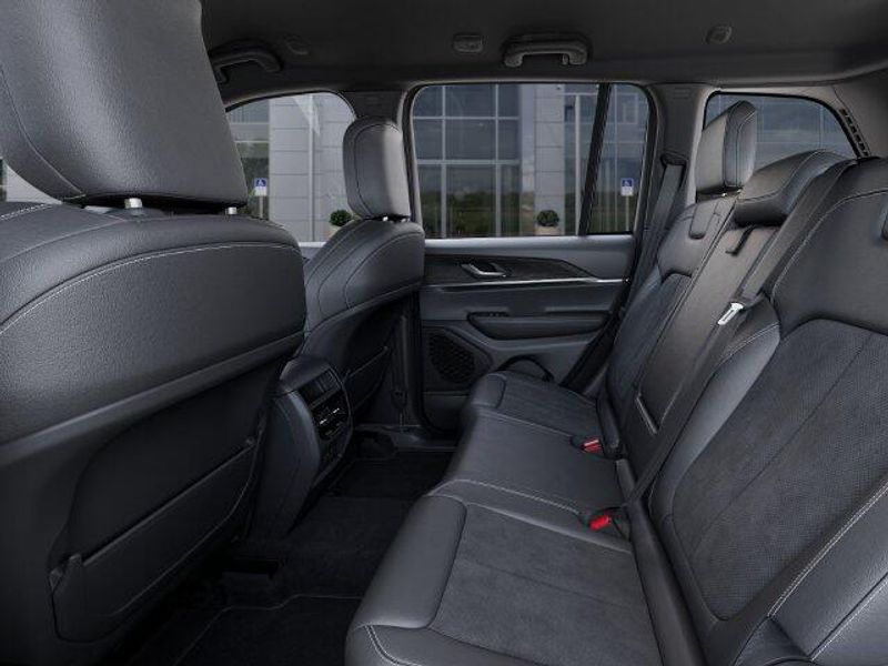 New 2027 Jeep Grand Cherokee Laredo Altitude 4x2Image 23
