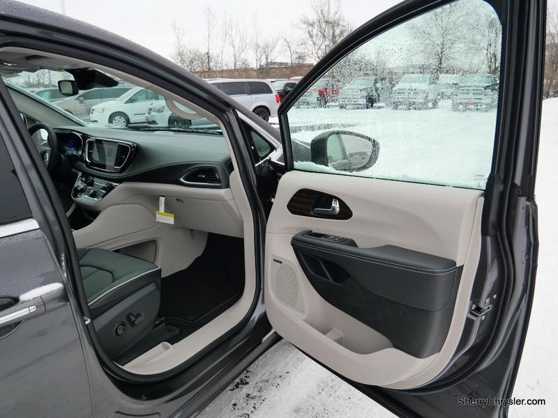 2022 Chrysler Pacifica Hybrid LimitedImage 30