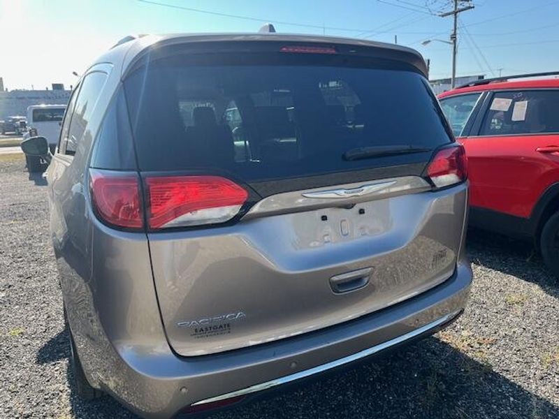 Used 2017 Chrysler Pacifica Image 4
