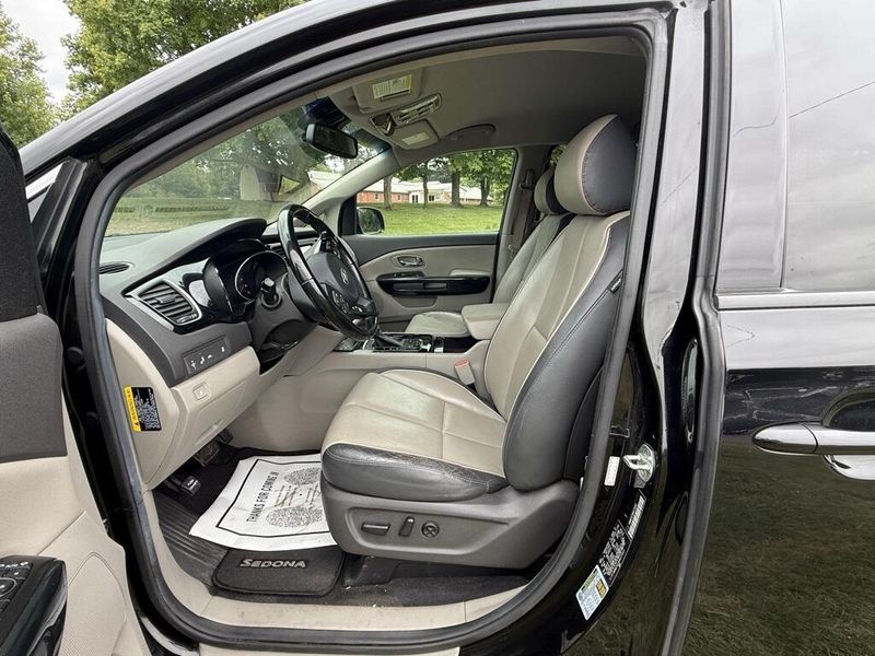 2017 Kia Sedona EX photo 9
