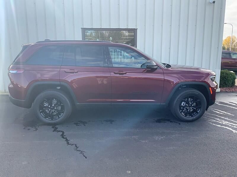 2025 Jeep Grand Cherokee Altitude photo 3