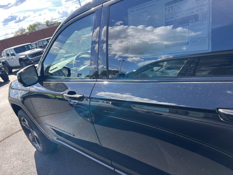 New 2025 Jeep Grand Cherokee L Limited 4x4Image 11