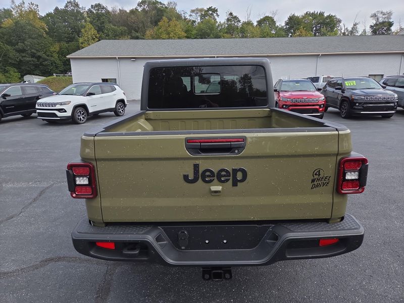 2025 Jeep Gladiator Willys photo 3