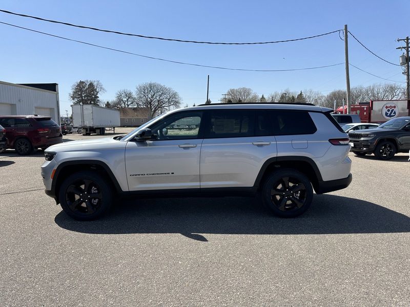 2024 Jeep Grand Cherokee L Limited 4x4Image 5