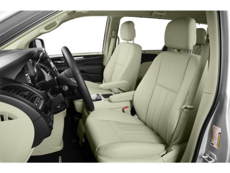 Used 2015 Chrysler Town & Country Image 9