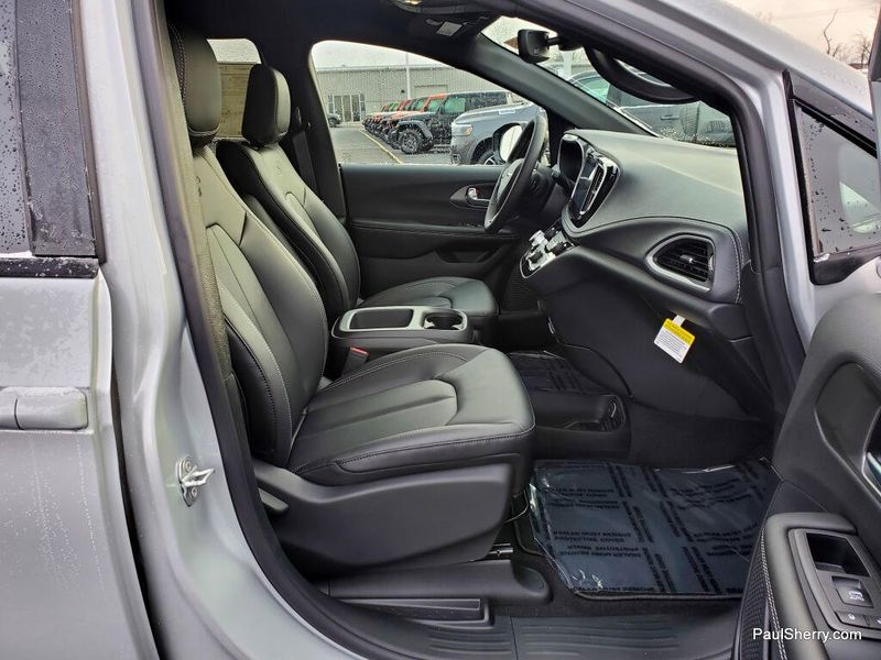 New 2026 Chrysler Pacifica Select