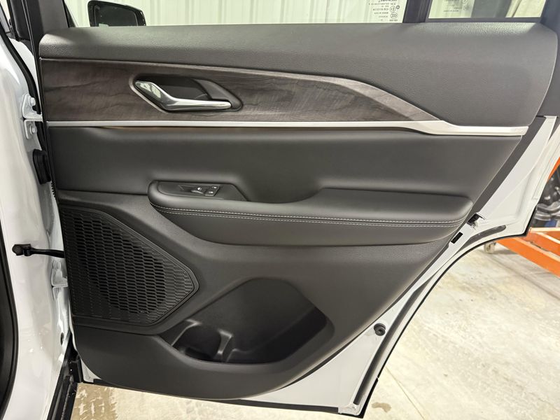 New 2025 Jeep Grand Cherokee Limited 4x4Image 12