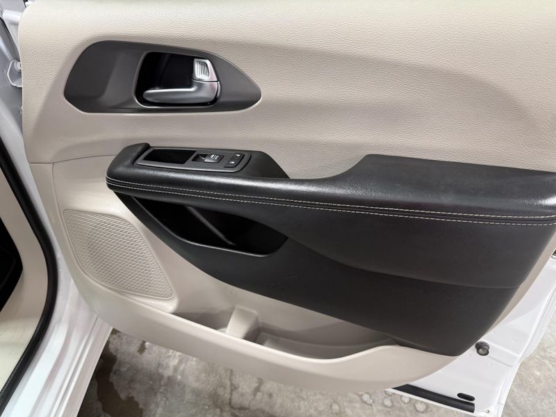 Used 2023 Chrysler Pacifica Touring LImage 9
