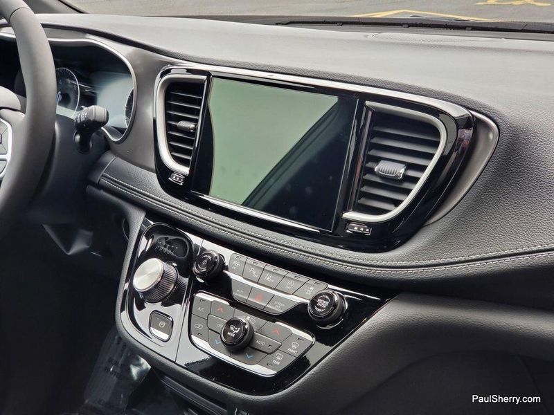 New 2025 Chrysler Pacifica SelectImage 22