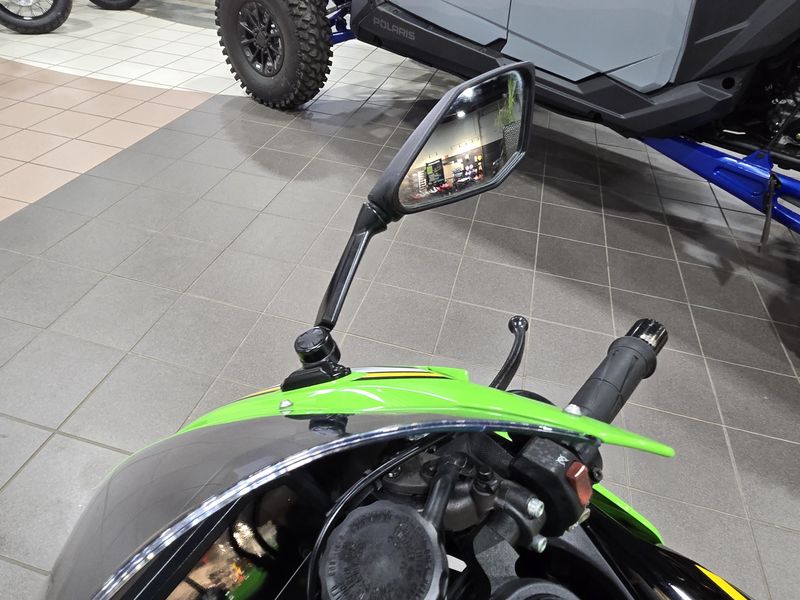 USED 2025 KAWASAKI NINJA ZX6R KRT EDITION LIME GREEN AND EBONY AND PEARL BLIZZARD WHITE Image 17