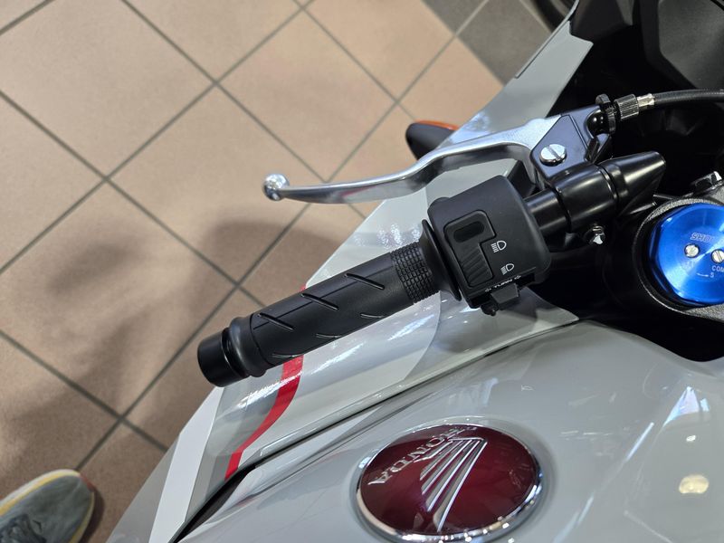 New 2026 Honda CBR600RR DEEP PEARL GRAY Image 10