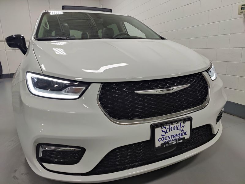 2024 Chrysler Pacifica Limited AWD w/Safety SphereImage 2