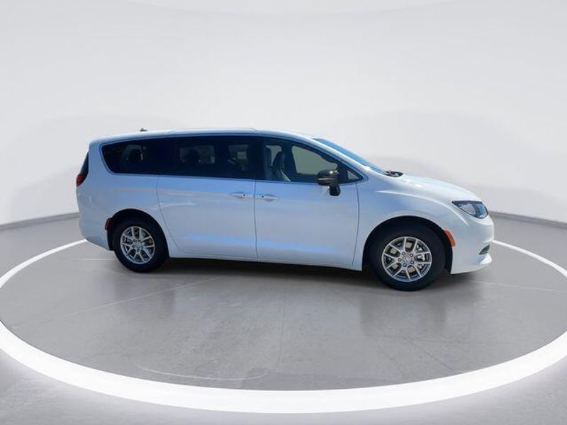 New 2026 Chrysler Voyager LxImage 9