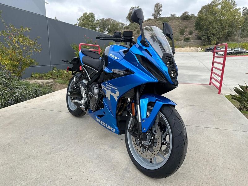 2025 Suzuki GSX-8R Image 2