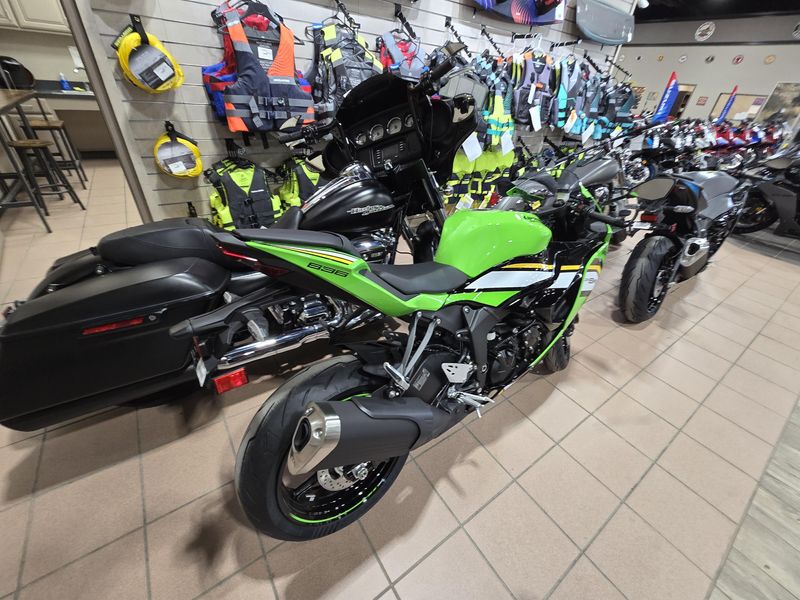 2025 Kawasaki NINJA ZX6R KRT EDITION LIME GREEN AND EBONY AND PEARL BLIZZARD WHITEImage 6