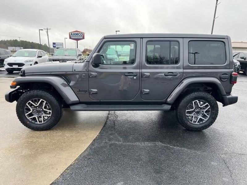 2025 Jeep Wrangler 4-door SaharaImage 4