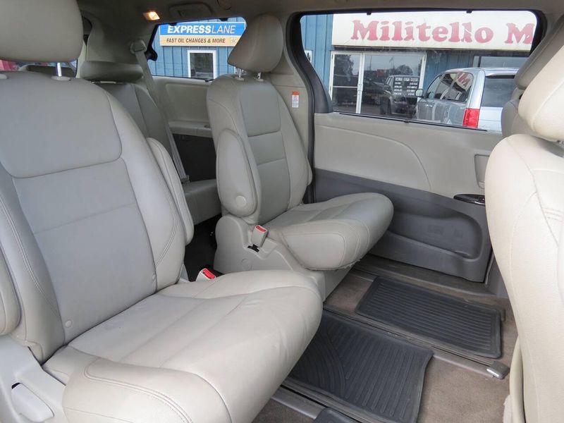 Used 2017 Toyota Sienna XLE Premium 7 Passenger AWD 4dr Mini VanImage 12
