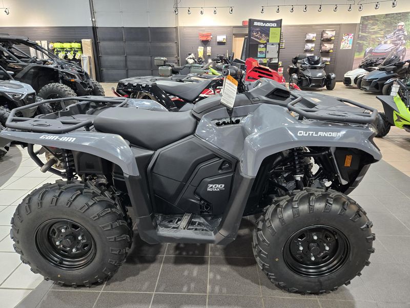 2025 Can-Am OULANDER 700 GRANITE GRAY Image 2