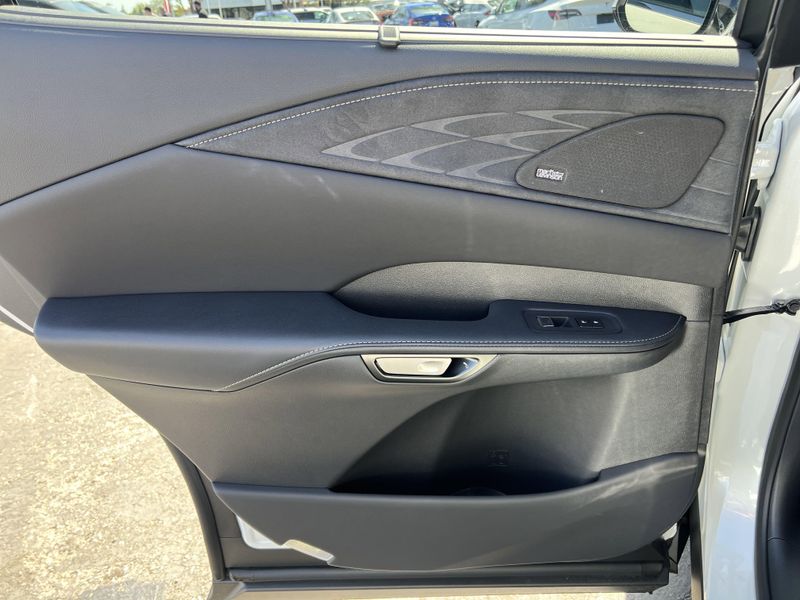 2025 Lexus RX 450h+ LuxuryImage 18