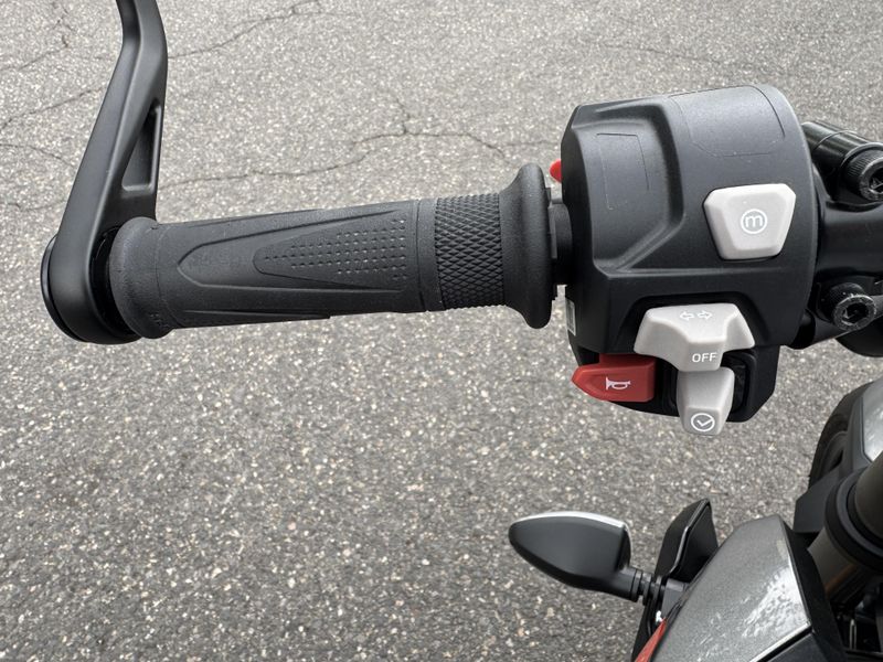 2025 Triumph Street Triple 765 RS - SILVER ICE 