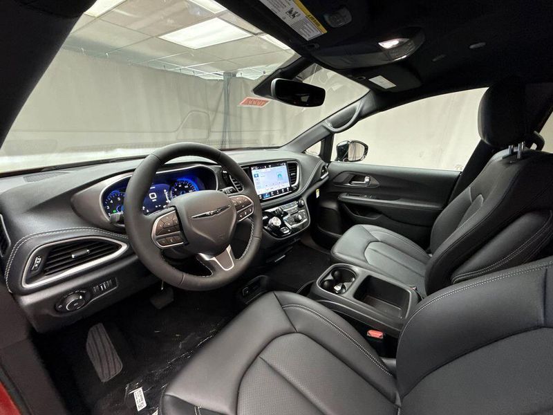 New 2026 Chrysler Pacifica SelectImage 8