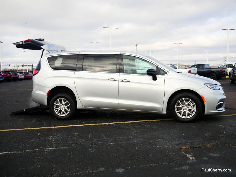 New 2026 Chrysler Pacifica Select