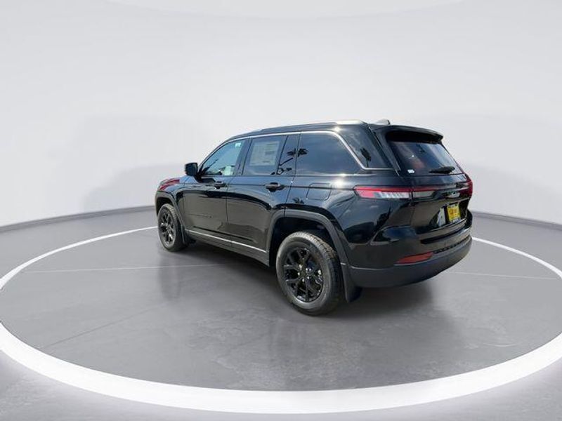 New 2026 Jeep Grand Cherokee Laredo Altitude 4x2Image 6