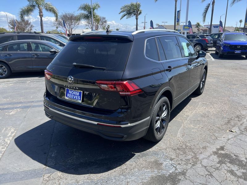 2022 Volkswagen Tiguan SEImage 3