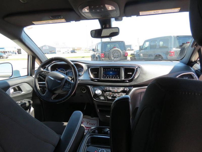 Used 2020 Chrysler Pacifica Touring 4dr Mini VanImage 21