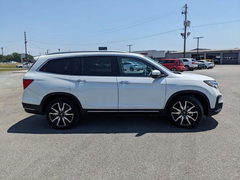 2022 Honda Pilot Touring 7-Passenger in a Platinum White Pearl exterior color and Beigeinterior. Johnson Dodge 601-693-6343 pixelmotiondemo.com 