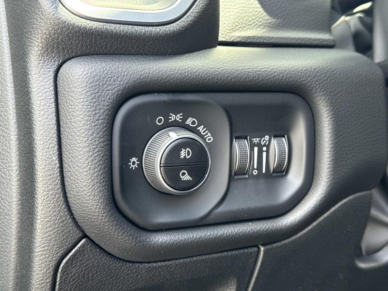 New 2026 RAM 1500 Big Horn Crew Cab 4x2 5'7' Box