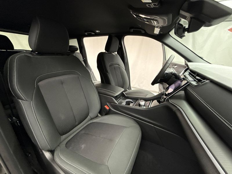 New 2025 Jeep Grand Cherokee Laredo 4x4Image 17