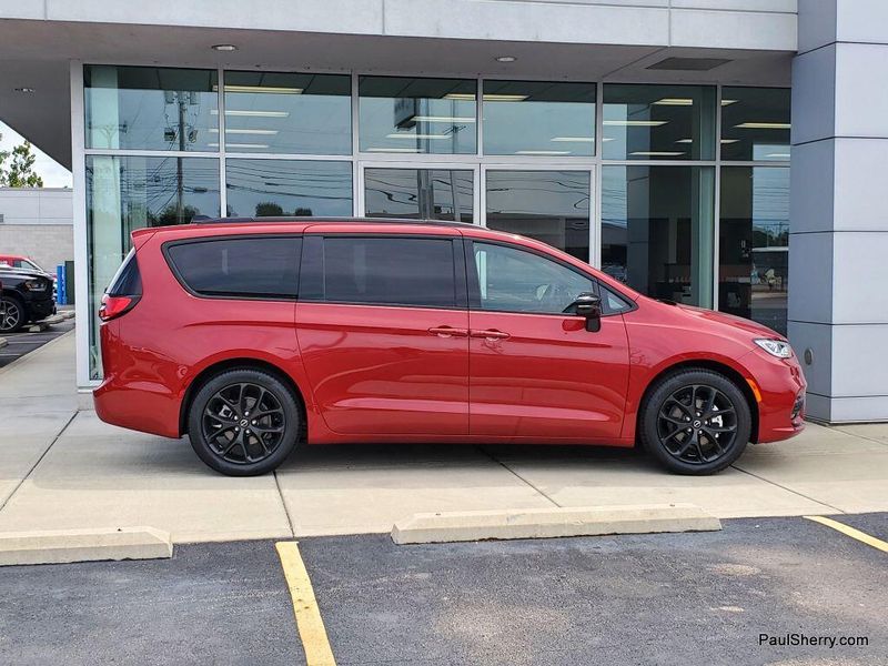New 2025 Chrysler Pacifica LimitedImage 8