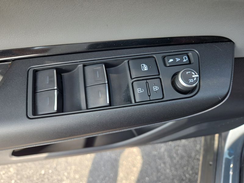 2022 Toyota Venza LE photo 31