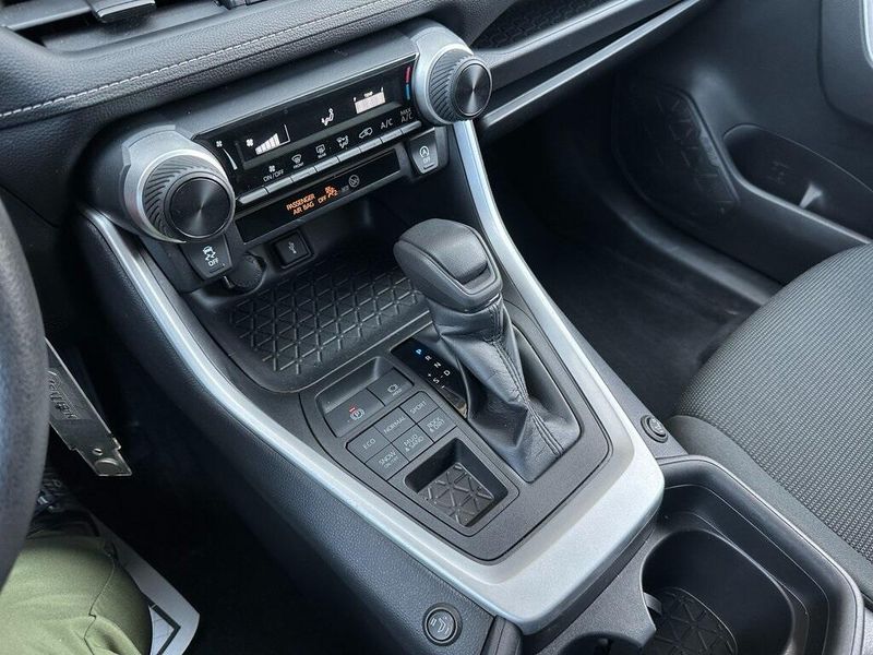 2021 Toyota RAV4 LEImage 7