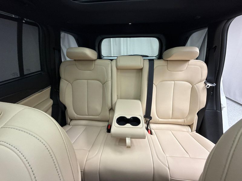 New 2025 Jeep Grand Cherokee Limited 4x4Image 16