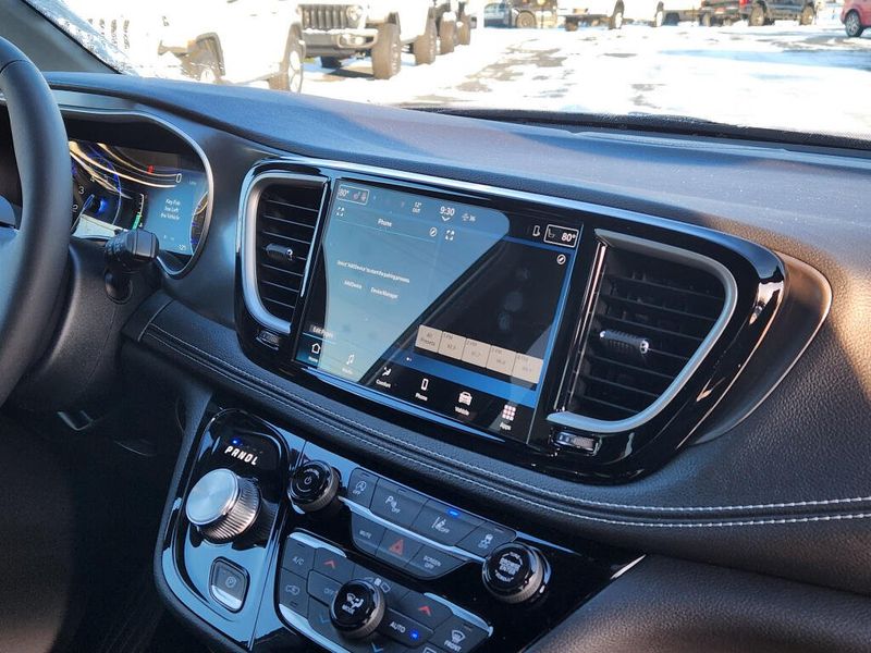 New 2026 Chrysler Pacifica Select