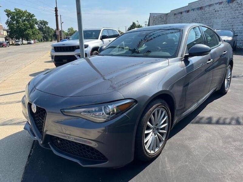 2022 Alfa Romeo Giulia Image 1
