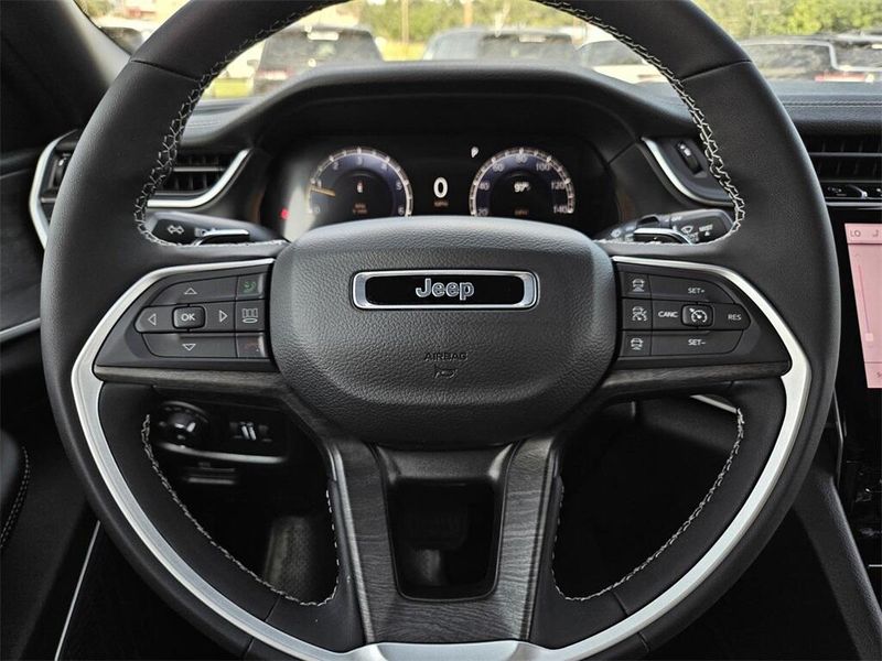 2025 Jeep Grand Cherokee L Limited 4x4Image 11