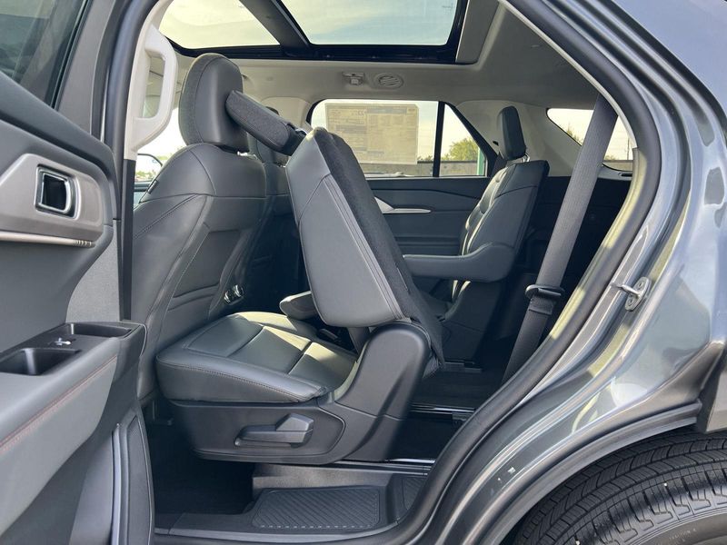 2025 Ford Explorer photo 39