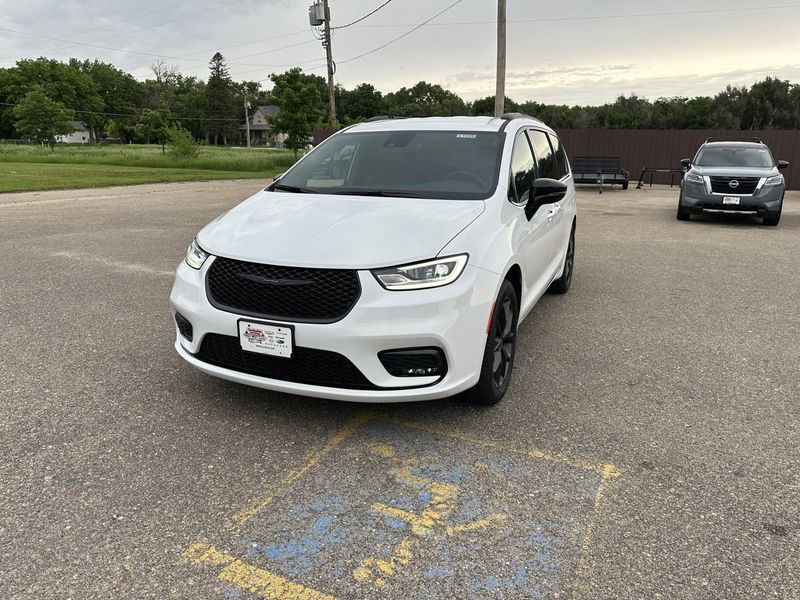 2024 Chrysler Pacifica Touring L AwdImage 4