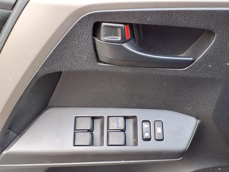 2018 Toyota RAV4 LE photo 17
