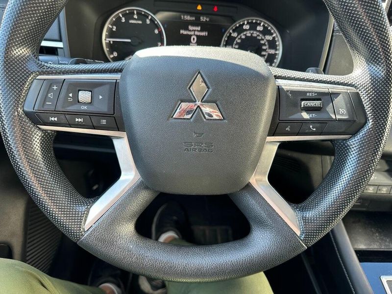 2022 Mitsubishi Outlander ESImage 3